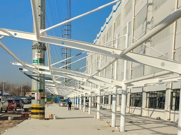 濟南裝機有限公司膜結構車棚施工中